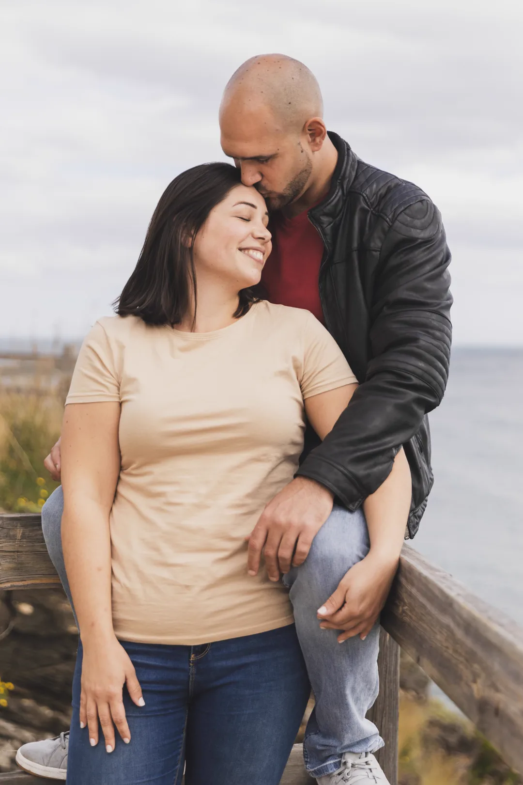 Pareja feliz y cariñosa abrazándose tras un endulzamiento de amor con Don Jacinto Nahual en el sur de California